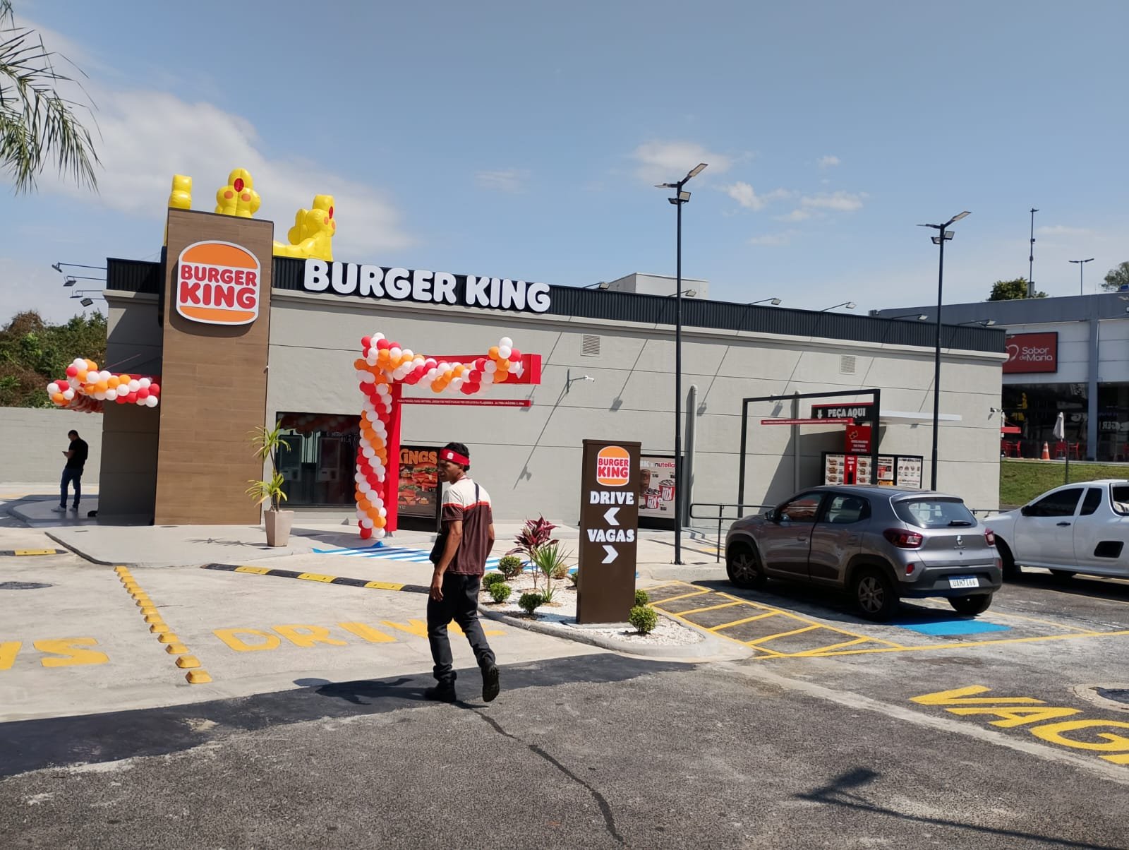 Fachada renovada da unidade Burger King